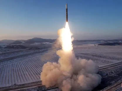 كوريا الشمالية تكشف عن صاروخ بقنابل عنقودية وقدرات حرب إلكترونية