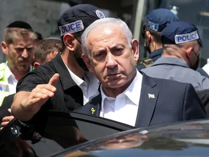 رئيس الوزراء الإسرائيلي بنيامين نتنياهو يزور موقع إطلاق نار في مستوطنة راموت بالقدس الشرقية المحتل. 8 سبتمبر 2025 - REUTERS