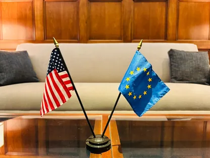 علما الاتحاد الأوروبي والولايات المتحدة على الطاولة خلال جلسة المفاوضات بشأن النقاش حول التعريفات الجمركية المتبادلة، واشنطن. - @MarosSefcovic