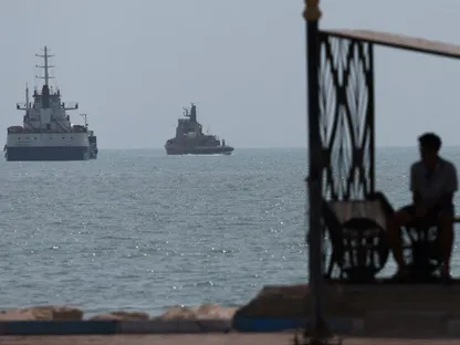 إيران تتحدى "العزل الاقتصادي" بسلاح هرمز.. والجمود يضاعف ضغوط الانتخابات على ترمب