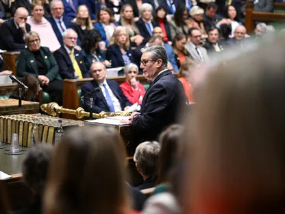 ستارمر يخوض معركة لإعادة بسط سيطرته على حزب العمال وسط استقالات وجدل إبستين