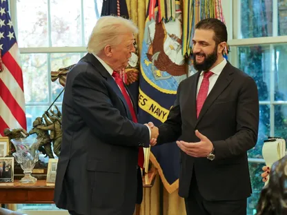 الرئيس الأميركي دونالد ترمب يلتقي نظيره السوري أحمد الشرع في البيت الأبيض. 10 نوفمبر 2025 - الرئاسة السورية