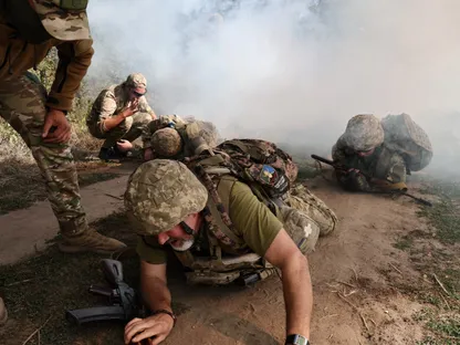 مجندون من اللواء الآلي الخامس والستين التابع للقوات المسلحة الأوكرانية، في تدريب عسكري قرب خط المواجهة، زاباروجيا، أوكرانيا، 21 سبتمبر 2025 - Reuters