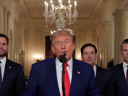 الرئيس الأميركي دونالد ترمب يُلقي خطاباً للأمة في البيت الأبيض برفقة نائبه جيه دي فانس، ووزير خارجيته ماركو روبيو، ووزير دفاعه بيت هيجسيث- 21 يونيو 2025 - Reuters