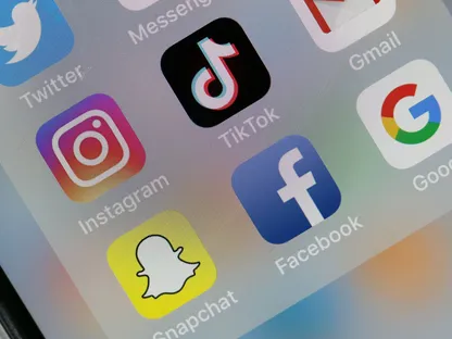 تطبيقا "تيك توك" و"غوغل" بين تطبيقات أخرى على شاشة هاتف ذكي - Getty Images