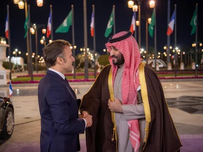 ولي العهد السعودي والرئيس الفرنسي يبحثان تطورات الأوضاع في المنطقة