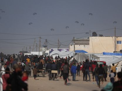 إسقاط المساعدات جواً في رفح بجنوب قطاع غزة. 27 فبراير 2024 - Reuters