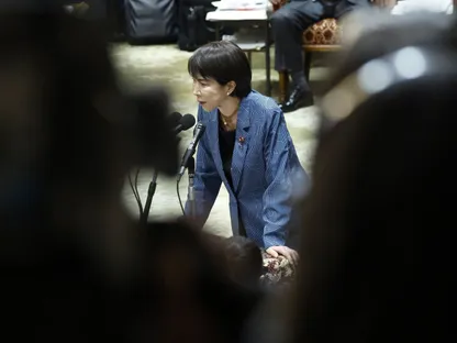 رئيسة وزراء اليابان ساناي تاكايتشي خلال جلسة لمجلس النواب في طوكيو. 11 نوفمبر 2025 - Bloomberg