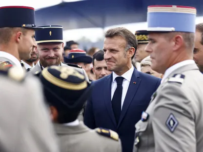 الرئيس الفرنسي إيمانويل ماكرون يغادر مراسم الاحتفال العسكري السنوي بيوم الباستيل في باريس. 14 يوليو 2025 - Reuters