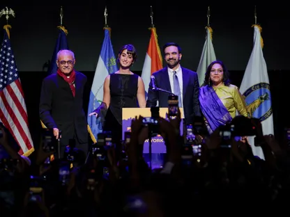 عمدة مدينة نيويورك المنتخب زهران ممدان إلى جانب زوجته راما دوجي ووالداه بعد فوزه في الانتخابات. 4 نوفمبر 2025 - Reuters