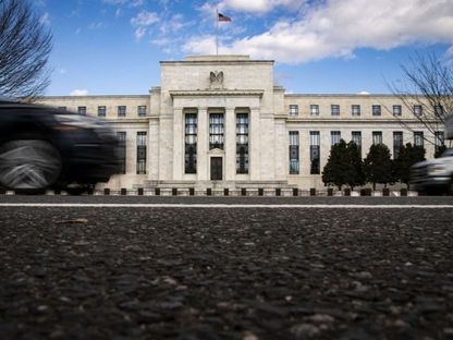 مركبات تمر أمام مبنى البنك الاحتياطي الفيدرالي في العاصمة واشنطن. - bloomberg