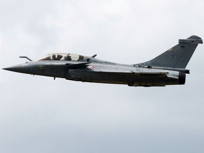 طائرة مقاتلة فرنسية من طراز Dassault Rafale تقدم عرضاً خلال معرض باريس الجوي في مطار لو بورجيه بالقرب من العاصمة باريس في فرنسا. 20 يونيو 2023 - Reuters