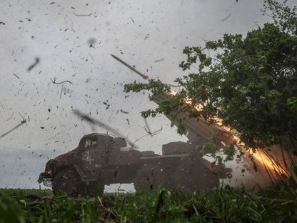 جنود أوكرانيون يطلقون صواريخ باتجاه القوات الروسية في منطقة دونيتسك. 24 أبريل 2024 - REUTERS