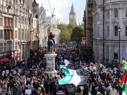 متظاهرون يحتجون تضامناً مع الفلسطينيين بعد اندلاع الحرب الإسرائيلية على غزة، لندن، بريطانيا. 14 أكتوبر 2023 - Reuters