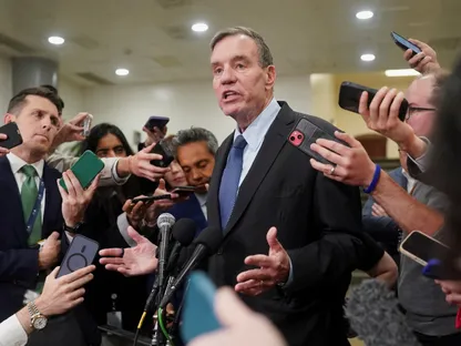 السيناتور الديمقراطي مارك وارنر يتحدث إلى وسائل الإعلام عقب اجتماعه مع وزير الخارجية ماركو روبيو في مبنى الكابيتول في واشنطن العاصمة. 5 نوفمبر 2025 - reuters