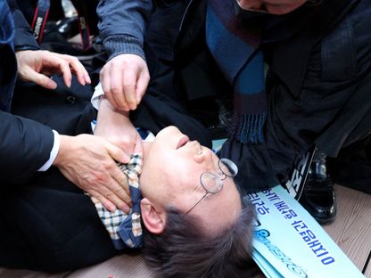 زعيم حزب المعارضة الكوري الجنوبي لي جاي-ميونج عقب تعرضه لاعتداء على يد مجهول في مدينة بوسان. 2 يناير 2024 - Reuters