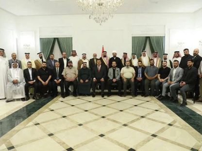 صورة غير مؤرخة للقاء زعيم "عصائب أهل الحق" قيس الخزعلي مع عدد من الشخصيات في تكريت، العراق - الشرق الأوسط