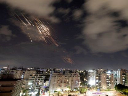 منظومة (القبة الحديدية) الإسرائيلية أثناء اعتراض صواريخ أطلقت من إيران كما يظهر من عسقلان جنوب غربي إسرائيل. 1 أكتوبر 2024 - REUTERS