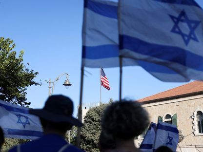 صورة أرشيفية لأعلام إسرائيلية بالقرب من السفارة الأميركية في القدس. - REUTERS
