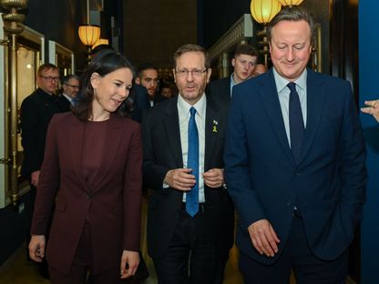 الرئيس الإسرائيلي يتوسط وزيري خارجية بريطانيا ديفيد كاميرون وألمانيا أنالينا بيربوك في القدس.17 أبريل 2024 - @Isaac_Herzog