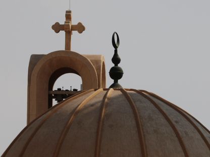 صورة تعبيرية لمسجد يجاور كنيسة في القاهرة، مصر. 21 مارس 2020 - Reuters