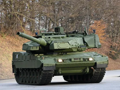 دبابة ليوبارد 2A8 مزودة بمدفع الهاوتزر ذاتي الحركة PzH 2000 في ميونخ بألمانيا. 19 نوفمبر 2025 - Reuters