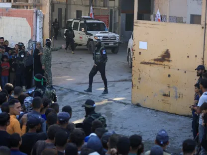 شاهد.. لحظة تسلم الصليب الأحمر المحتجزين الإسرائيليين في غزة