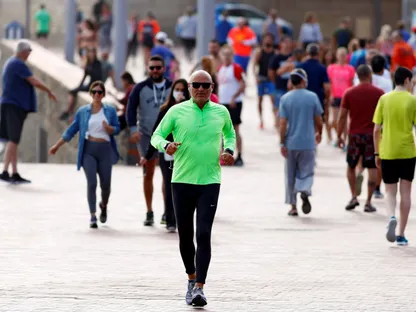 دراسة: المشي السريع بين 7500 و10 آلاف خطوة يومياً يقلل احتمالات الوفاة