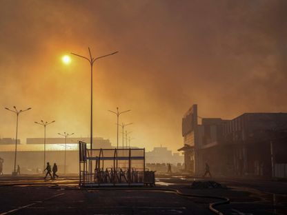 رجال الإطفاء يعملون في مركز تسوق تعرض لضربة روسية في منطقة خاركيف. 25 مايو 2024 - REUTERS