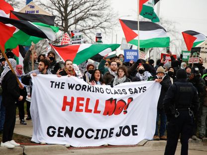 متظاهرون في ولاية ميشيجان يطالبون بوقف إطلاق النار في غزة. 1 فبراير 2024 - REUTERS