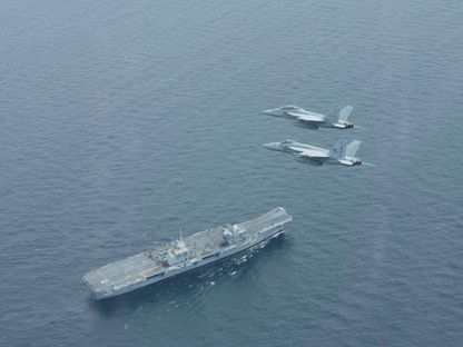 حاملة الطائرات البريطانية "إتش إم إس كوين إليزابيث" أثناء مناورات في المحيط الأطلسي. 5 أغسطس 2017 - REUTERS