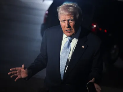 الرئيس الأميركي دونالد ترمب يتحدث إلى وسائل الإعلام قبيل صعوده على متن طائرة الرئاسة للعودة إلى واشنطن من مطار بالم بيتش في فلوريدا. 16 نوفمبر 2025 - REUTERS