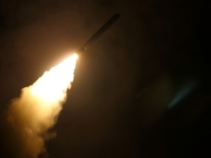 مدمرة الصواريخ الموجهة التابعة للبحرية الأميركية يو إس إس لابون تطلق صاروخ هجوم أرضي من طراز توماهوك في 14 أبريل 2018، - Reuters