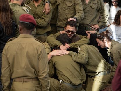 جنود إسرائيليون يبكون خلال تشييع أحد زملائهم في هرتسليا. 08 ديسمبر 2023 - AFP