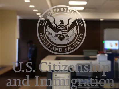 ماذا يعني تعليق ترمب إصدار تأشيرات الهجرة لمواطني 75 دولة؟