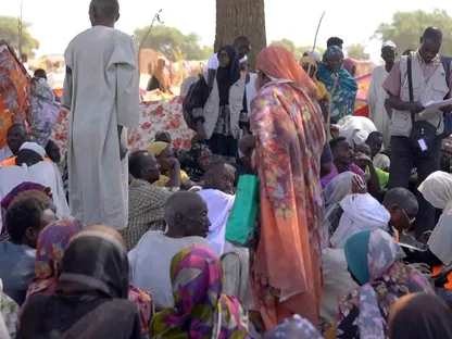 نازحون سودانيون يتجمعون بعد فرارهم من مدينة الفاشر بدارفور. 29 أكتوبر 2025 - REUTERS
