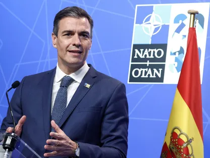 "لا للحرب".. سانشيز يتمسّك بموقفه بعد تهديد ترمب بقطع التجارة مع إسبانيا