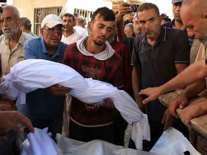 فلسطينيون يحملون جثمان طفل خلال جنازة لضحايا غارات إسرائيلية ليلية، مستشفى الشفاء بمدينة غزة، 8 سبتمبر 2025 - REUTERS