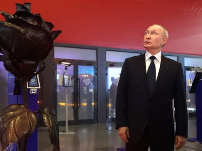 الرئيس الروسي فلاديمير بوتين يزور معرض "إنجازات روسيا” قبل مؤتمر حزب "روسيا الموحدة" في موسكو، في 17 ديسمبر 2023. - AFP