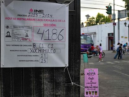 تعليمات الاقتراع في مركز للتصويت في الانتخابات المكسيكسة بأحد أحياء العاصمة مكسيو سيتي. 31 مايو 2024 - AFP