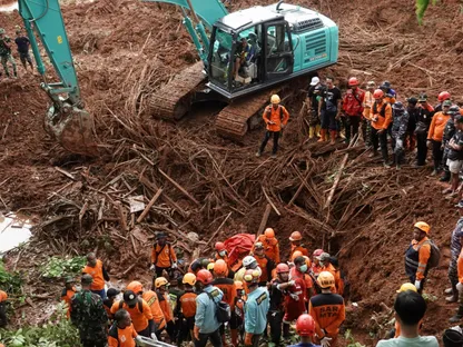 فرق الإنقاذ تبحث عن ضحايا في موقع انهيار أرضي ضرب قرية سيبوينينج بمقاطعة جاوة الوسطى، إندونيسيا. 15 نوفمبر 2025 - reuters