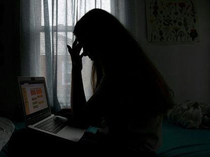 فتاة أميركية بولاية فرجينيا تعاني من الاكتئاب، وسط تفشي جائحة كورونا- يونيو 2021 - AFP