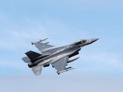 مقاتلة أميركية من طراز 'F-16 Fighting Falcons تحلق فوق قاعدة أماري العسكرية في إستونيا أثناء مناورات لحلف شمال الأطلسي. 12 يونيو 2018 - Reuters