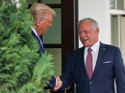 الرئيس الأميركي دونالد ترمب يصافح ملك الأردن عبد الله الثاني في البيت الأبيض. 11 فبراير 2025 - REUTERS