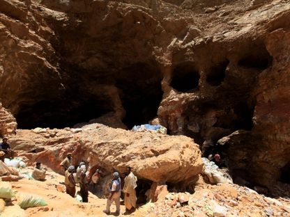 عمال يكسرون الصخور في منجم الذهب بمنطقة ود بشارة بالقرب من أبو دليق في ولاية القضارف. 27 أبريل 2013 - Reuters