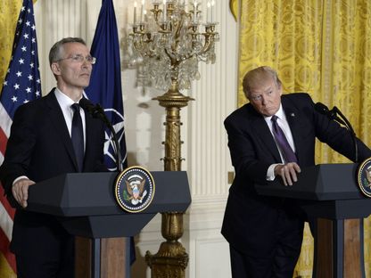 الرئيس الأميركي السابق دونالد ترمب والأمين العام لحلف الناتو ينس ستولتنبرج خلال مؤتمر صحافي مشترك في البيت الأبيض. 12 أبريل 2017 - Bloomberg