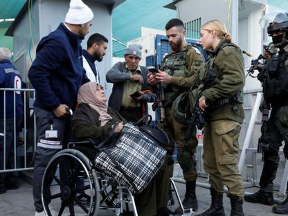 قوات الاحتلال الإسرائيلي تفحص هويات الفلسطينيين عند نقطة تفتيش في الطريق إلى المسجد الأقصى في القدس لصلاة أول جمعة في شهر رمضان. 15 مارس 2024 - REUTERS