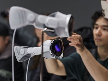 نظارة أبل الذكية Vision Pro خلال عرضها في مؤتمر أبل السنوي للمطورين WWDC 2023. - Bloomberg