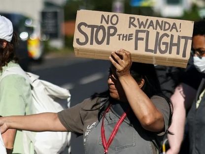 معارضون لترحيل طالبي اللجوء إلى رواندا يغلقون طريق الخروج من مركز اللاجئين في كولنبروك قرب مطار هيثرو في لندن. 14 يونيو 2022 - Reuters