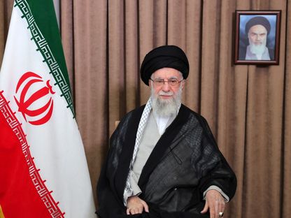 المرشد الإيراني علي خامنئي خلال كلمة تلفزيونية في أعقاب الضربات الإسرائيلية على إيران- 13 يونيو 2025 - Reuters